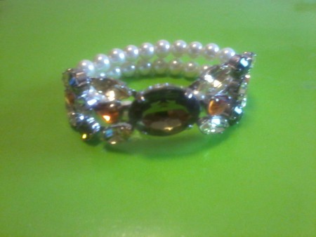 BRACCIALE CON PERLE BIANCHE CON GRANDI STRASS VERDI